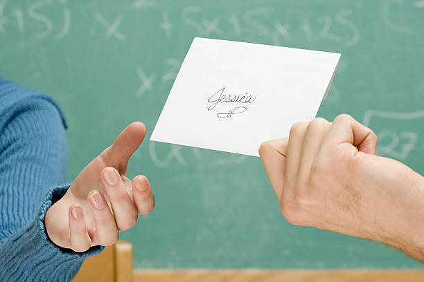 chica niño aprobó una carta en clase - possing love passion romance fotografías e imágenes de stock