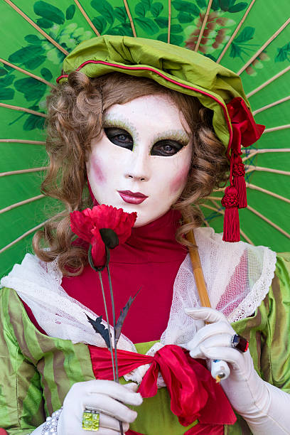 grüne porträt, maske karneval in venedig am arsenal, italien, europa - women masquerade mask mardi gras front view stock-fotos und bilder