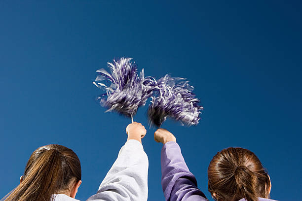 ragazze cheerleading - cheering arms raised women university foto e immagini stock