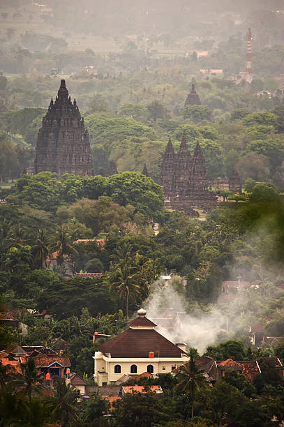 prambanan tempel blick - prambanan temple stock-fotos und bilder