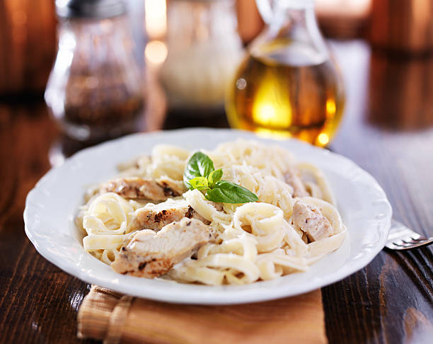 フェットチーネアルフレド、チキングリルのディナー - fettuccine alfredo chicken pasta fettuccine ストックフォトと画像