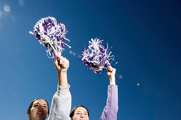 de garotas cheerleading - cheering arms raised women university - fotografias e filmes do acervo