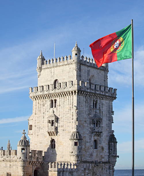 벨렝 타워 리스본 및 프로투갈어 플래깅 - portuguese culture lisbon portugal portugal flag 뉴스 사진 이미지