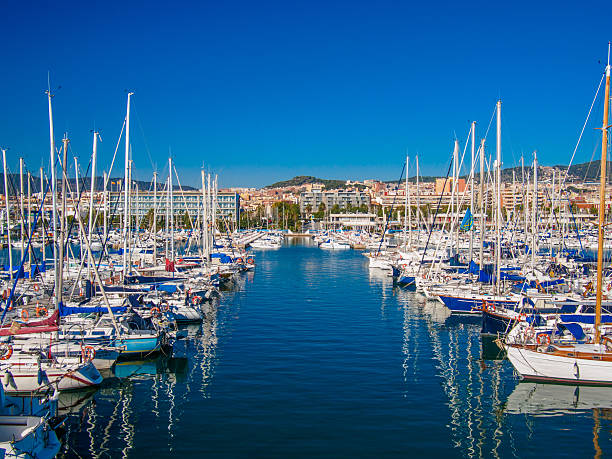 mediterráneo puerto pequeño de mataro, cataluña - maresme fotografías e imágenes de stock