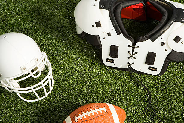 futbol amerykański sprzęt - football sports helmet american football football helmet zdjęcia i obrazy z banku zdjęć