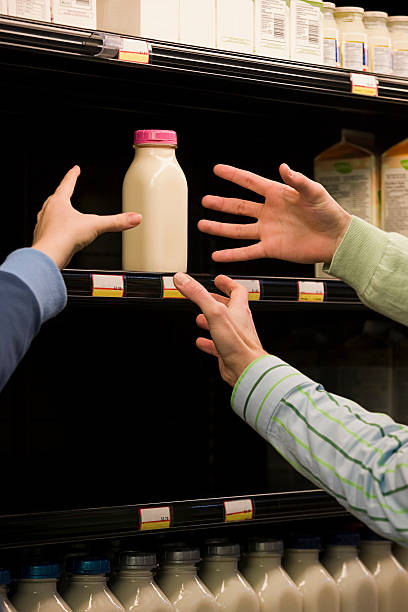 pessoas de chegar para leite - human hand gripping bottle holding - fotografias e filmes do acervo