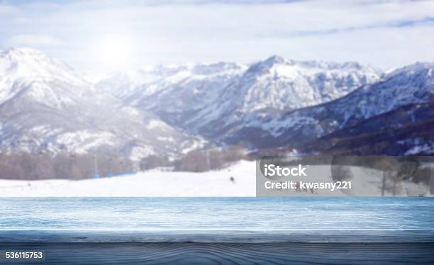 Mesa De Vacío Foto de stock y más banco de imágenes de Nieve - Nieve, Patio de madera, 2015