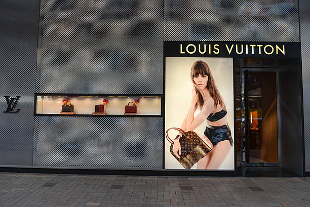 louis vuitton conservar do cantão road, tsim sha tsui - lifestyles designer store luxury imagens e fotografias de stock