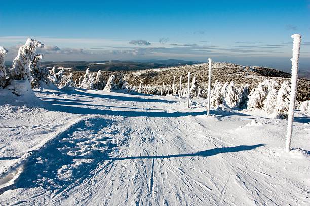 crosscountry widok z drogi i góra serak narciarstwo - czech republic ski winter skiing zdjęcia i obrazy z banku zdjęć