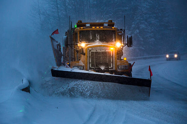 removedor de neve plowing a estrada durante uma tempestade de neve. - snow removal - fotografias e filmes do acervo