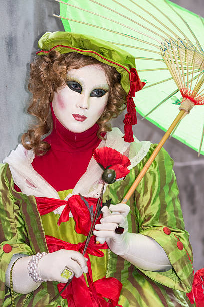 schöne grüne maske mit sonnenschirm, karneval von venedig, arsenal, italien, europa - women masquerade mask mardi gras front view stock-fotos und bilder