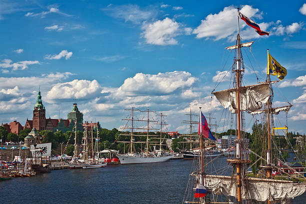 szczecin giorni di mare, polonia - caravel nautical vessel sailing ship passenger ship foto e immagini stock