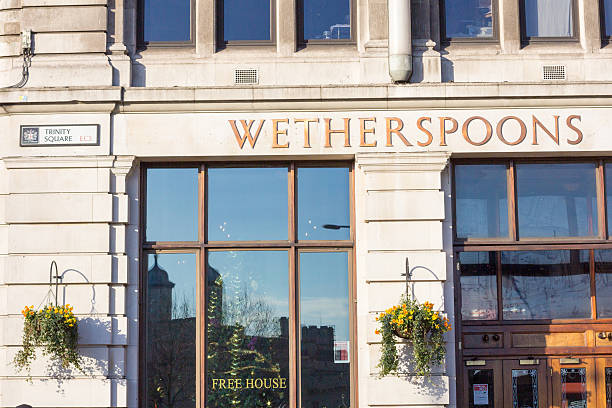 j d wetherspoons w trinity square, londyn - editorial english culture british culture outdoors zdjęcia i obrazy z banku zdjęć