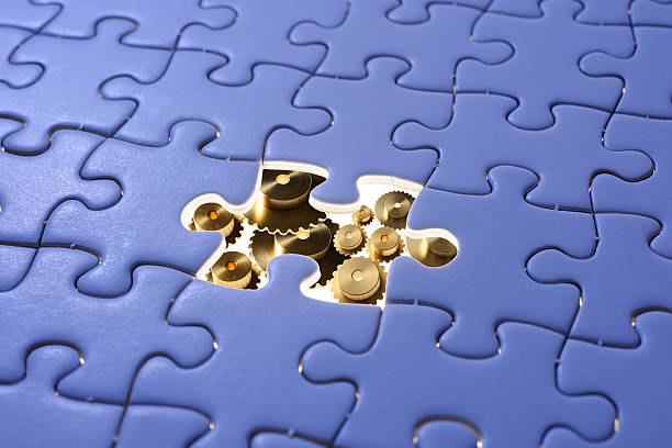 équipement est vu en métal à l'arrière du puzzle trou - puzzle part of gold jigsaw piece photos et images de collection