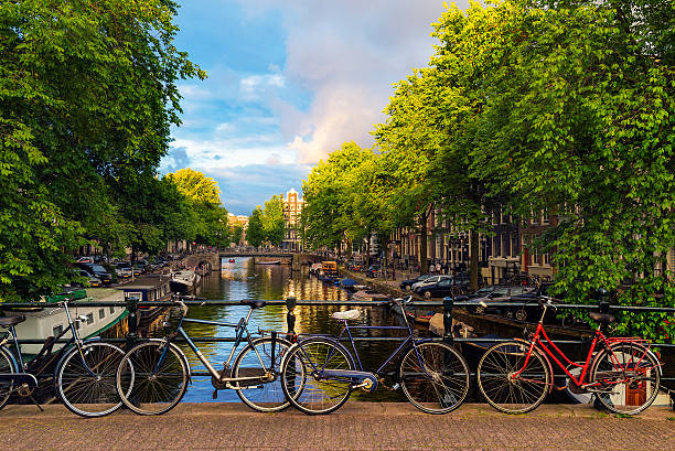 bicicletas em amsterdam - amstel river amsterdam architecture bridge imagens e fotografias de stock