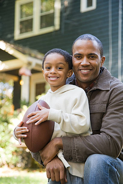 padre e hijo con de fútbol - family american culture black child fotografías e imágenes de stock