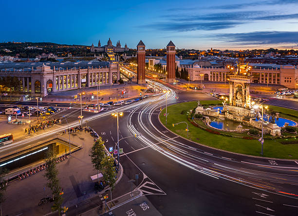 veduta aerea di plaça espanya e montjuic hill - barcelona city night street foto e immagini stock