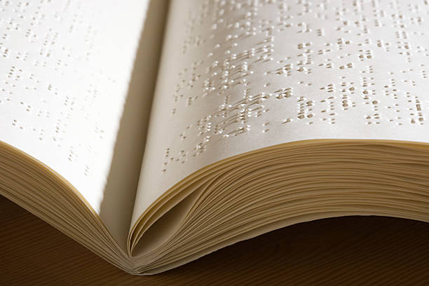 livre en braille - sun blind photos et images de collection