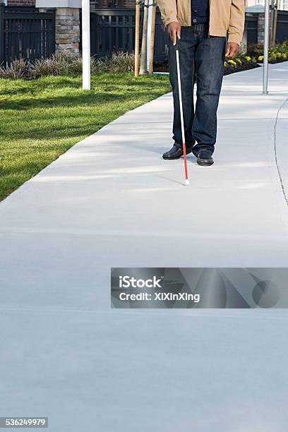 Foto de Blind Homem Caminhando Com Um Palito e mais fotos de stock de Acessibilidade - Acessibilidade, Calçada, 2015