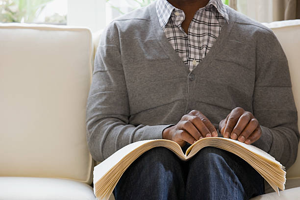 aveugle homme lisant un livre en braille - sun blind photos et images de collection