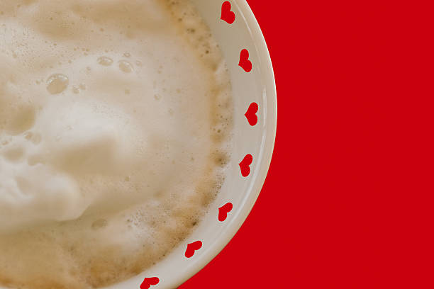 cœur de café latte pour les romantiques - romantics photos et images de collection