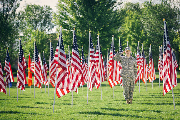 soldado americano saudando em um campo de opções - american culture army usa flag imagens e fotografias de stock