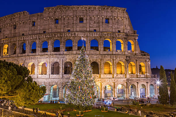 kolosseum in rom zu weihnachten bei sonnenuntergang, italien - flavian amphitheater coliseum rome stock-fotos und bilder