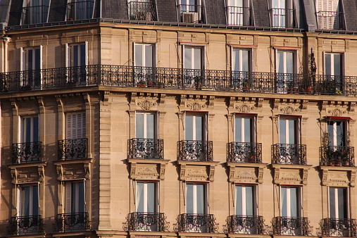Frontage de típico edificio en París photo