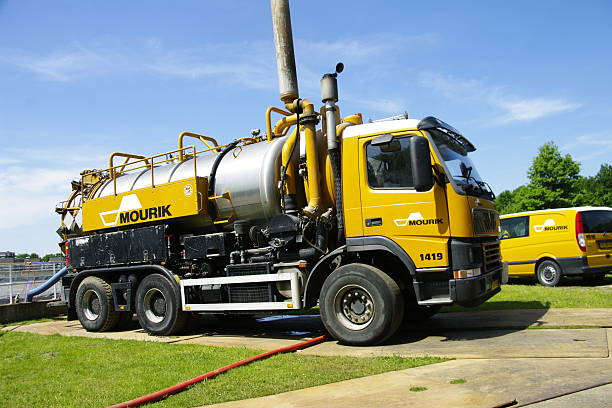 地方のクレンジングでの作業 - sewage truck ストックフォトと画像