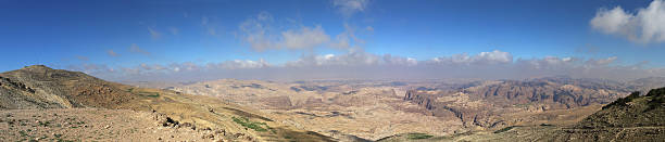 panorama de paisagem de montanha do deserto, jordânia - travel jordan israel sand imagens e fotografias de stock