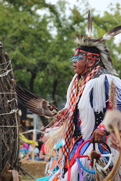 native american mann im pow-wow - queens head stock-fotos und bilder