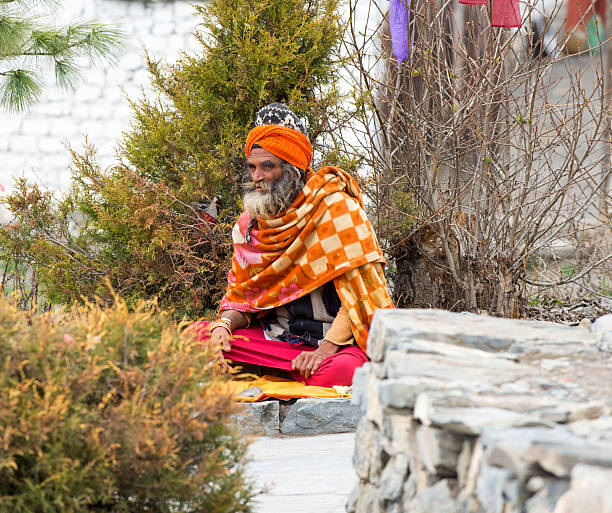 porträt eines unbekannten lokalen mann in einem muktinath-tempel - muktinath stock-fotos und bilder