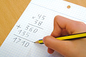 kind-bei-einer-mathematik-multiplizieren-in-der-schule.jpg?b=1&s=170x170&k=20&c=p5F-ohxF-wrsI7gvaicStSWGiu_pYp2xSPqoijLt1tQ=