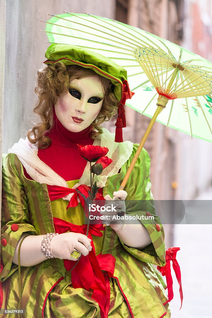 Green mujer con sombrilla, máscara de carnaval de venecia, Arsenale, Italia, Europa - Foto de stock de 2015 libre de derechos