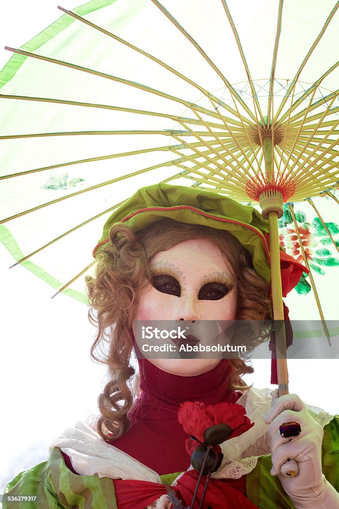 Máscara con sombrilla, retroiluminación, carnaval de venecia, Arsenale, Italia, Europa - Foto de stock de Amapola - Planta libre de derechos