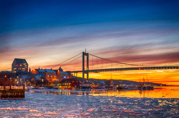 ponte de gotemburgo no inverno ao pôr do sol - gothenburg city urban scene illuminated imagens e fotografias de stock