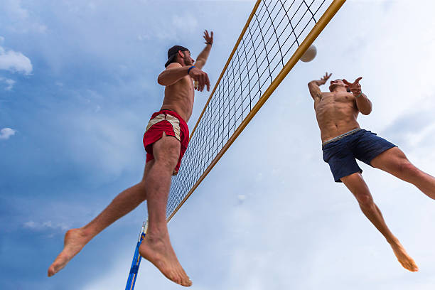 매력적인 해변 volley 조치를 중간음-공기 - volleyball volleying human hand men 뉴스 사진 이미지