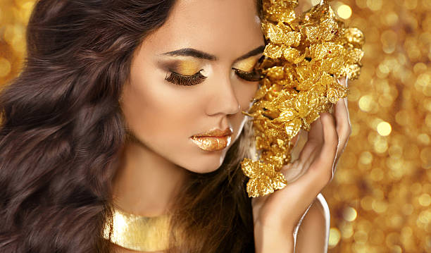 retrato de moda de chica de belleza. ojos maquillaje. joyas de oro. - glitter make up eyelash human face fotografías e imágenes de stock