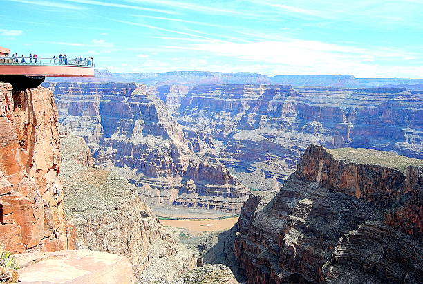 grand canyon skywalk - erhöhter fußgängerweg stock-fotos und bilder