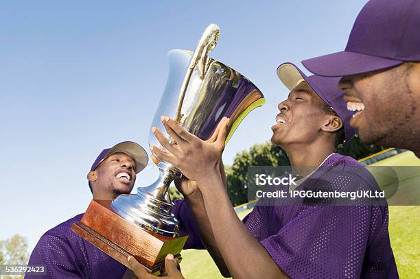 Baseballteamkollegen Feiert Den Sieg Stockfoto und mehr Bilder von Afrikanischer Abstammung - Afrikanischer Abstammung, Afro-amerikanischer Herkunft, Baseballmannschaft