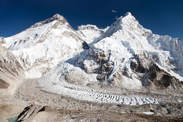 bela vista do monte everest - mt pumori imagens e fotografias de stock