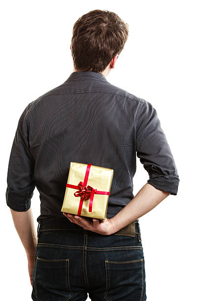 праздник. человек, скрывая сюрприз подарочная коробка на спине - скрывая стоковые фото и изображения