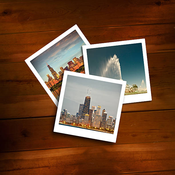 ビンテージ polaroids の旅の思い出に、木製の背景 ストックフォト