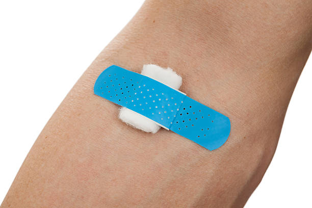 venda de gasa y por brazo - gauze bandage adhesive bandage healthcare and medicine fotografías e imágenes de stock