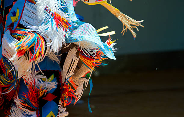 bailarina de los indios nativos estadounidenses - zapatos de reyes fotografías e imágenes de stock