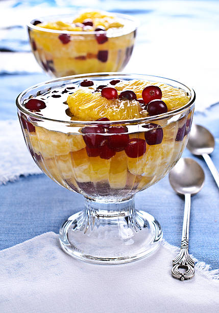 dessert di fettine di arancia e frutti di bosco mirtilli - jellied cranberries foto e immagini stock