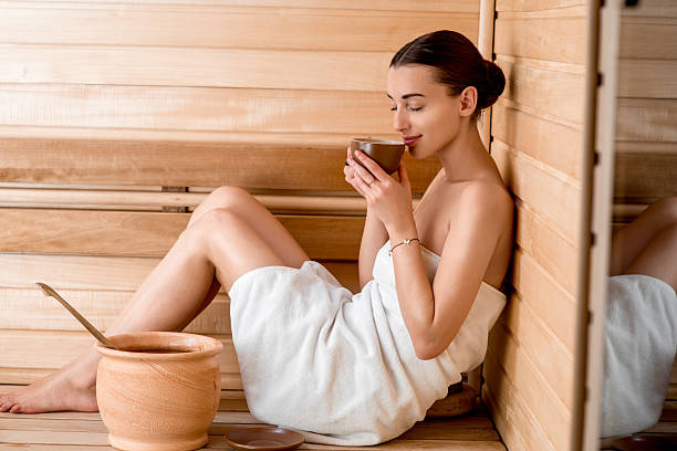 mujer en el sauna - tea women beauty pampering fotografías e imágenes de stock