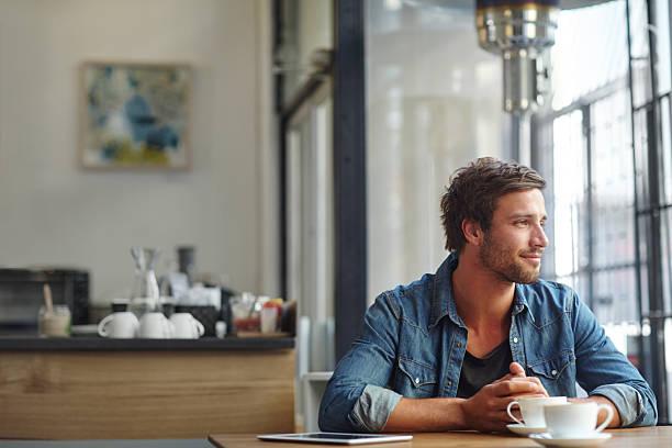 erwägen dinge bei einer tasse kaffee. - restaurant sitting adult beauty stock-fotos und bilder