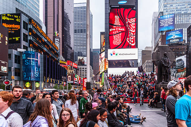 colorido sinais de construção de times square - new york city times square crowd people imagens e fotografias de stock