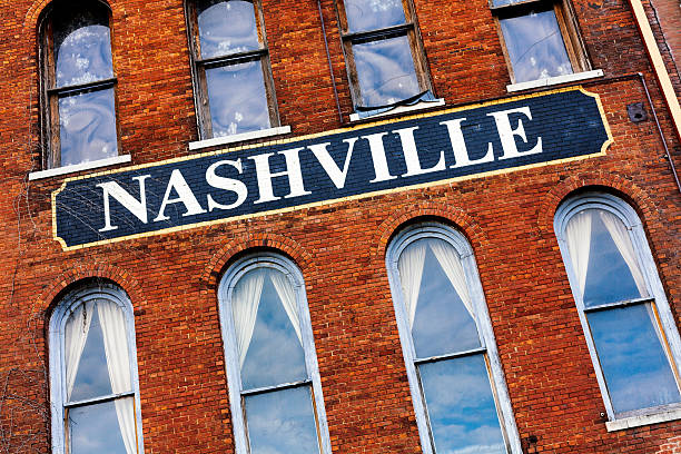 señal en un hotel de nashville, tennessee, usa - tennessee house nashville residential structure fotografías e imágenes de stock